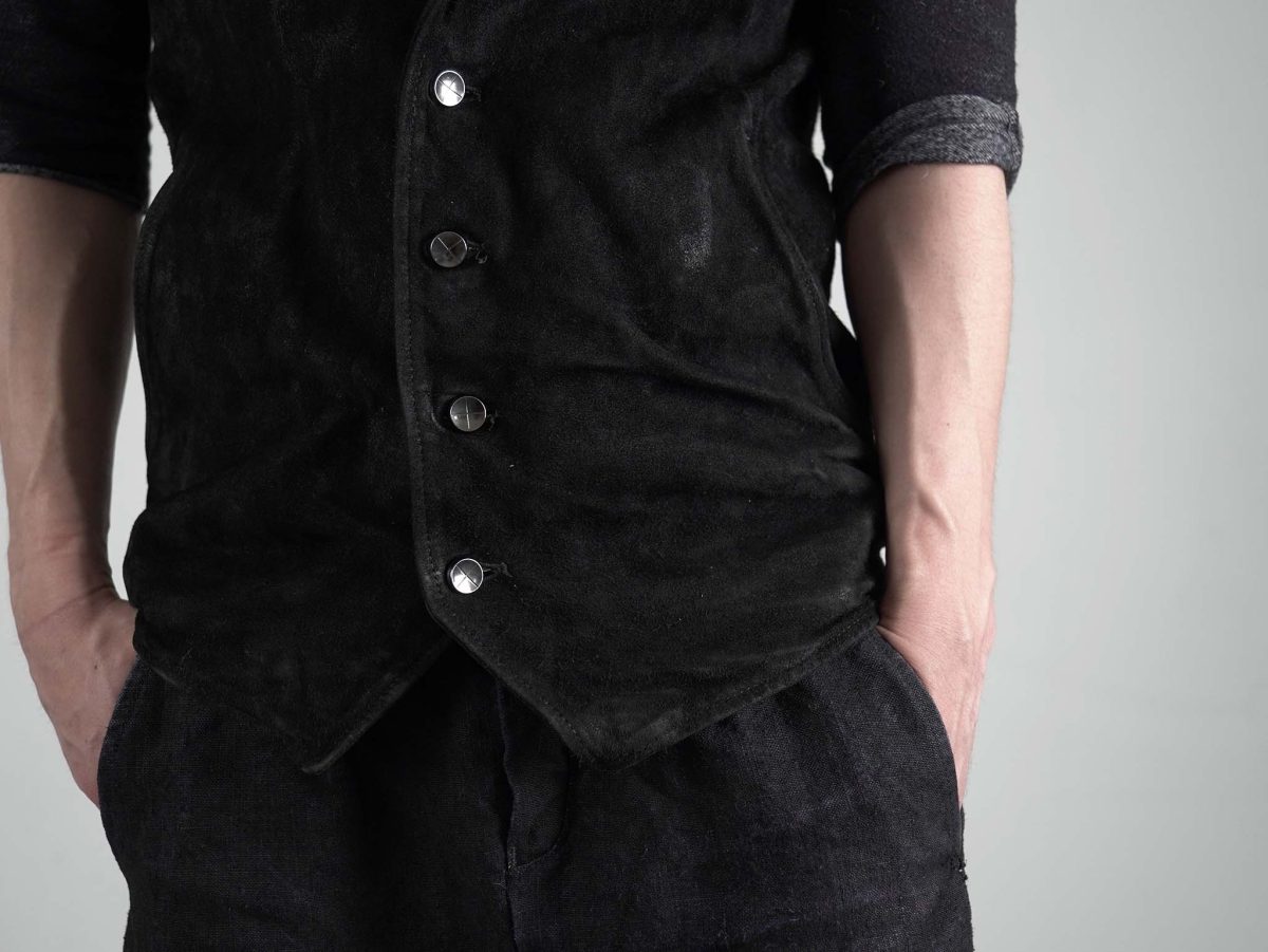 1本のリネンパンツから広がる、春夏レザーの3つのスタイル